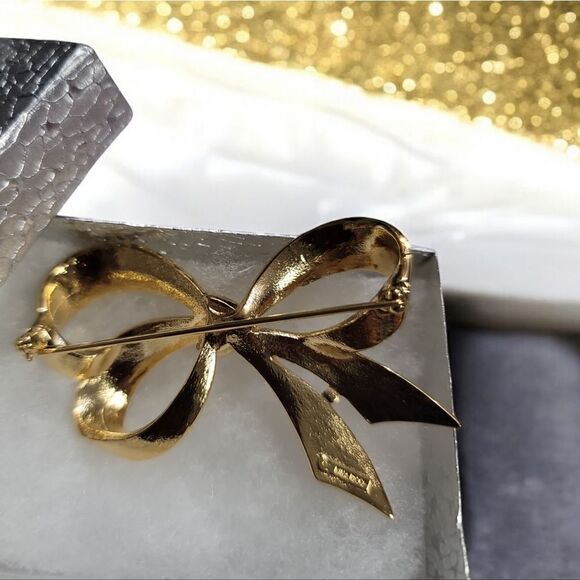 Nina Ricci VTG Gold Tone Bow Brooch in EUC - Picture 2 of 4